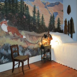 Pebble Hall Country Lodging - Hunting Fox room has a twin bed, a beautiful painted mural of mountains and trees, and the morning sun.