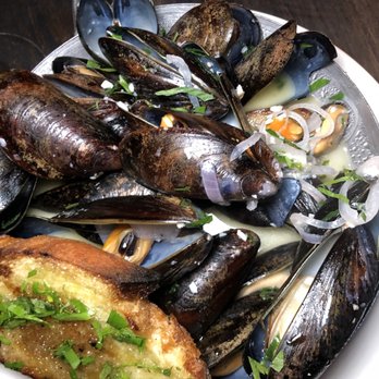 Almond Restaurant - Mussels - New American Near Me - Bridgehampton, New York