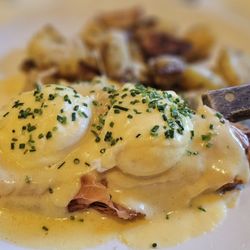 Red House Cafe - Smoked salmon benedict