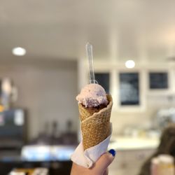 Dolce Neve - buttermilk strawverry, chocolate hazelnut