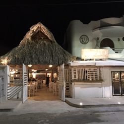Gusto - The very inviting outside