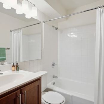 Minnehaha Manor - Bathroom With Bathtub - Apartments Near Me - Oakdale, Minnesota Minnehaha Manor - Bathroom With Bathtub - Apartments Near Me - Oakdale, Minnesota
