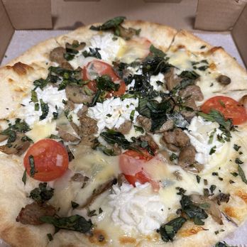 Pezzo Pizza + Bar - Personal 10" white pizza with sausage, onion, mushrooms, basil, tomatoes, and ricotta cheese with mozzarella and Parmesan. - Pizza Near Me - Estero, Florida