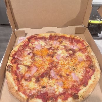 Bubba's 33 - Hawaiian pizza that is mostly sauce and barely any toppings. - American Near Me - Mesquite, Texas