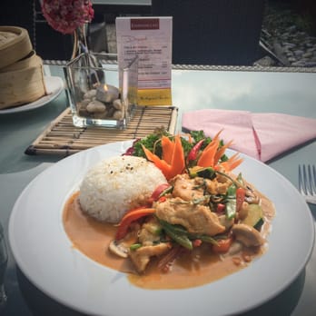 Duck & Curry - Hühnchen mit frischem Gemüse und Thai Panäng Curry - Thai Near Me - Nuremberg, BY