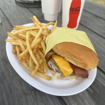 Harbor Cove Cafe - Californian Burger - Seafood Near Me - Ventura, California