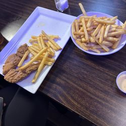 Mantoloking Road Alehouse - chicken tenders and fires