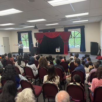 Perry the Magician - So crowded! Had to stand in back! - Magicians Near Me