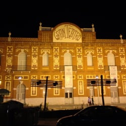Gran Teatro - Fachada principal iluminada de noche.