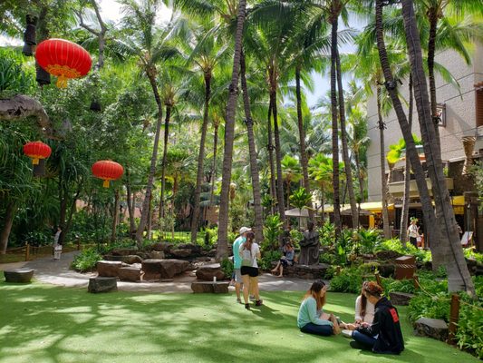 Royal Hawaiian Center by null