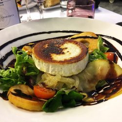 Olárizu - Ensalada de rulo de cabra y manzana a la plancha con cebolla confitada.