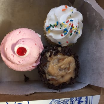 Fleckenstein's Bakery - Birthday, German choc, strawberry surprise - Bakeries Near Me - Mokena, Illinois