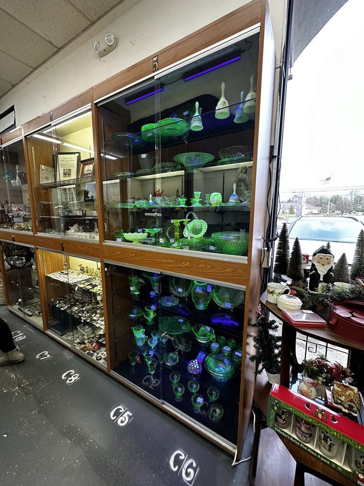 MR DARBY’S ANTIQUE EMPORIUM 8574 Market St, Youngstown, Ohio Used