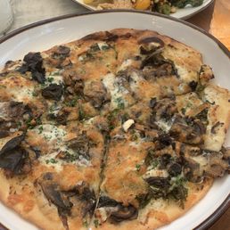 Smoked mushroom pizza
