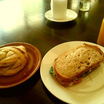 Tranen - Åpent bakeri - Brunsj: Landbrød med fennikelsalami, kanelbolle og friskpresset juice. - Bakeries Near Me - Oslo, 03 Tranen - Åpent bakeri - Brunsj: Landbrød med fennikelsalami, kanelbolle og friskpresset juice. - Bakeries Near Me - Oslo, 03