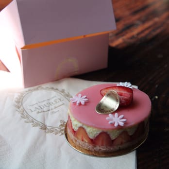 Ladurée - Delicious little strawberry cake - Tea Rooms Near Me - Paris, 75