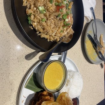 Khao Hom - Tom Yum Fried Rice and Roti with fried chicken, curry dip, and rice - Thai Near Me - Hayward, California