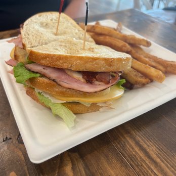 Cafe Destin - The Club - Cafes Near Me - Destin, Florida