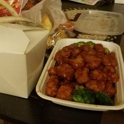 Zou's Garden - General tsos, crab rangoon and veggie lo mein
