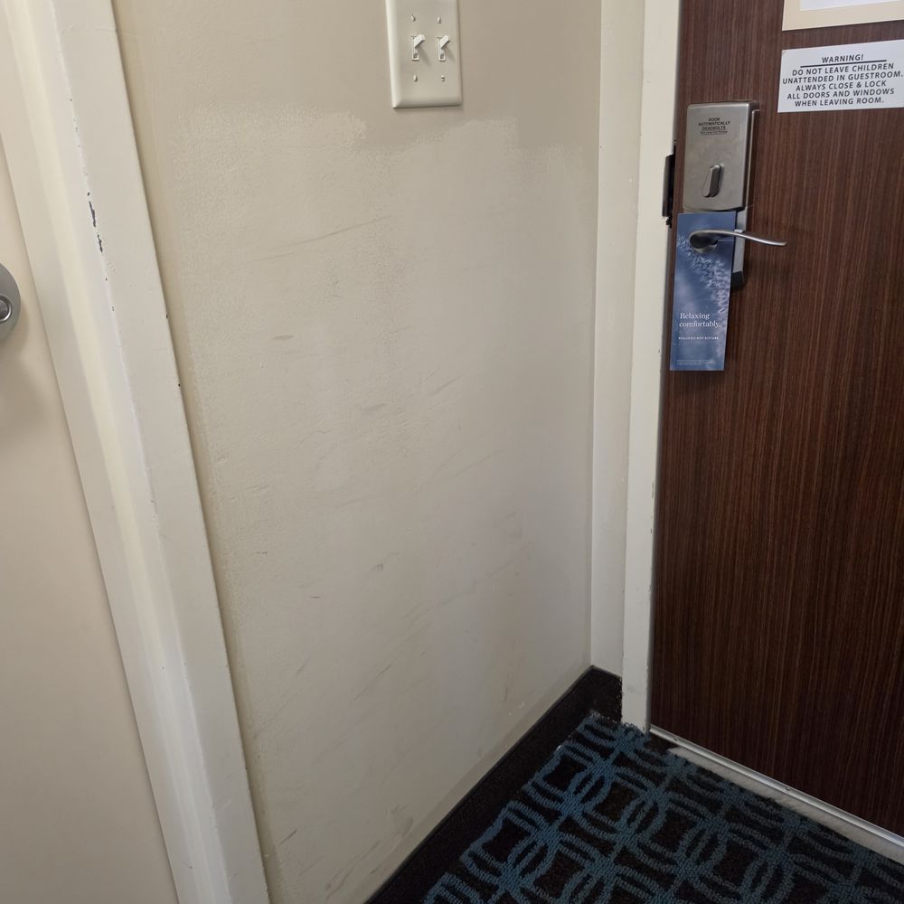 Fairfield by Marriott Inn & Suites Batesville - Spot-Painted Wall - Hotels Near Me - Batesville, Mississippi