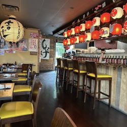 Shige Sushi Japanese Kitchen - Cozy and warm vibes