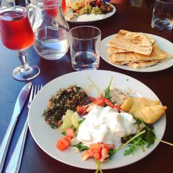 Les Delices du Liban - Assiette d'entrées (moutabal, houmouss, tabouret oriental, pain pita, concombres au yaourt...ect à volonté