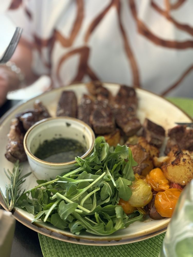 GUSTO TAPHOUSE Updated October 2024 13 Photos & 12 Reviews 23