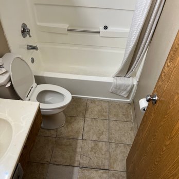Super 8 by Wyndham - Broken tiles and black bath tub floor - Hotels Near Me - California, Maryland