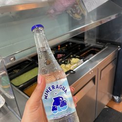 Taqueria la Esmeralda - Mineral water and salsa bar