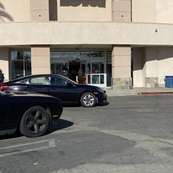 Big Lots - Not letting last minute shoppers in