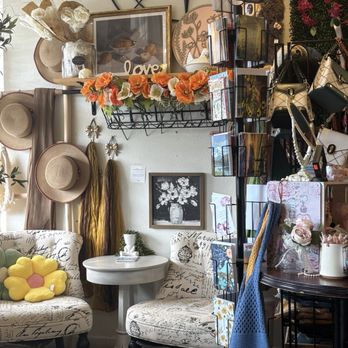 Conversations - Cozy decor! - Cafes Near Me - Honolulu, Hawaii
