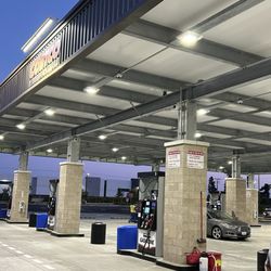 Costco Gas - 5/28/25 Wow! Look, some empty stalls, no lines at 8 pm
