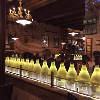 La Piemontesa - Funky interior with Italian inspired cuisine. - Pizza Near Me - Barcelona, B La Piemontesa - Funky interior with Italian inspired cuisine. - Pizza Near Me - Barcelona, B