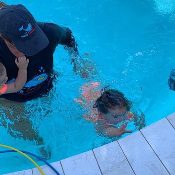 Nadar Swimming Miami - A Salvarse es lo primero que les enseñamos. - Swimming Lessons/Schools Near Me - Miami Beach, Florida