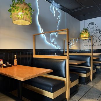 Ashton Family Restaurant - Clean booths - American Near Me - Manassas, Virginia