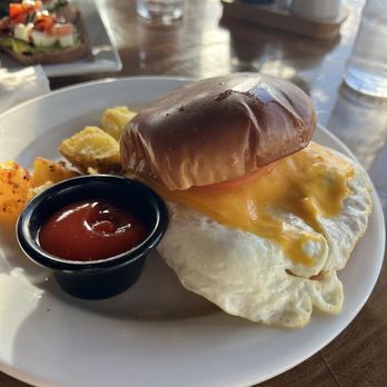 Mauka Bar and Grill - Breakfast sandwich - Cocktail Bars Near Me - Kamuela, Hawaii