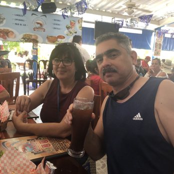 El Cejas - Friends enjoying Mercado - Seafood Near Me - Cancún, ROO El Cejas - Friends enjoying Mercado - Seafood Near Me - Cancún, ROO