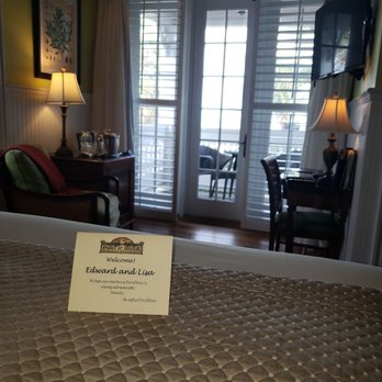 Port d'Hiver Bed and Breakfast - Welcome note Sunrise room - Bed & Breakfast Near Me - Melbourne Beach, Florida Port d'Hiver Bed and Breakfast - Welcome note Sunrise room - Bed & Breakfast Near Me - Melbourne Beach, Florida