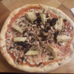 Castello - Pizza, wyglada ok lecz malo wypieczona pomimo tak zamowionej