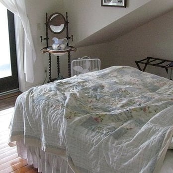 Blue Heron Bed & Breakfast - Egret Room - someone didn't fix their queen size bed - Bed & Breakfast Near Me - Eastsound, Washington