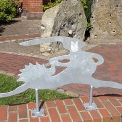 Kunstfiguren Hase und Igel - Vor der Petri-Kirche