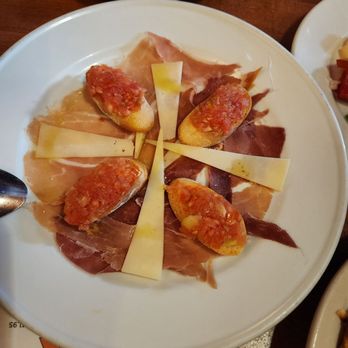 Tapas Barcelona - Jamon con Pan de Tomate $12.75 Serrano ham with Catalan style tomato bread, olive oil, manchego cheese. - Spanish Near Me - Evanston, Illinois