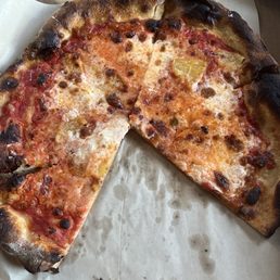 Margherita w/ pineapple Margherita w/ pineapple