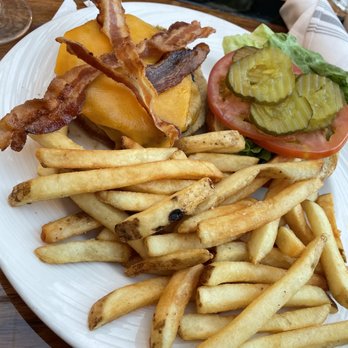 Flights 101 Club Lounge - Marriott Burger - Lounges Near Me - Burlingame, California Flights 101 Club Lounge - Marriott Burger - Lounges Near Me - Burlingame, California