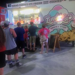 Lindy Lu's Sweets and Bakery - Lining up for our Signature Sundaes and Hand Dipped Ice cream! Located inside Bigfoot On The Strip!