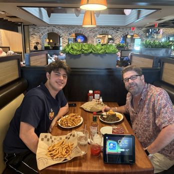Cheddar's Scratch Kitchen - Happy Birthday Es - Comfort Food Near Me - Branson, Missouri