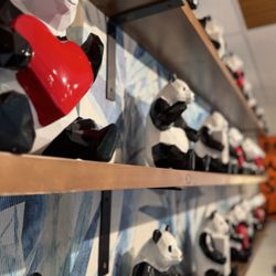 Dumpling Panda - Pandas decorate the walls