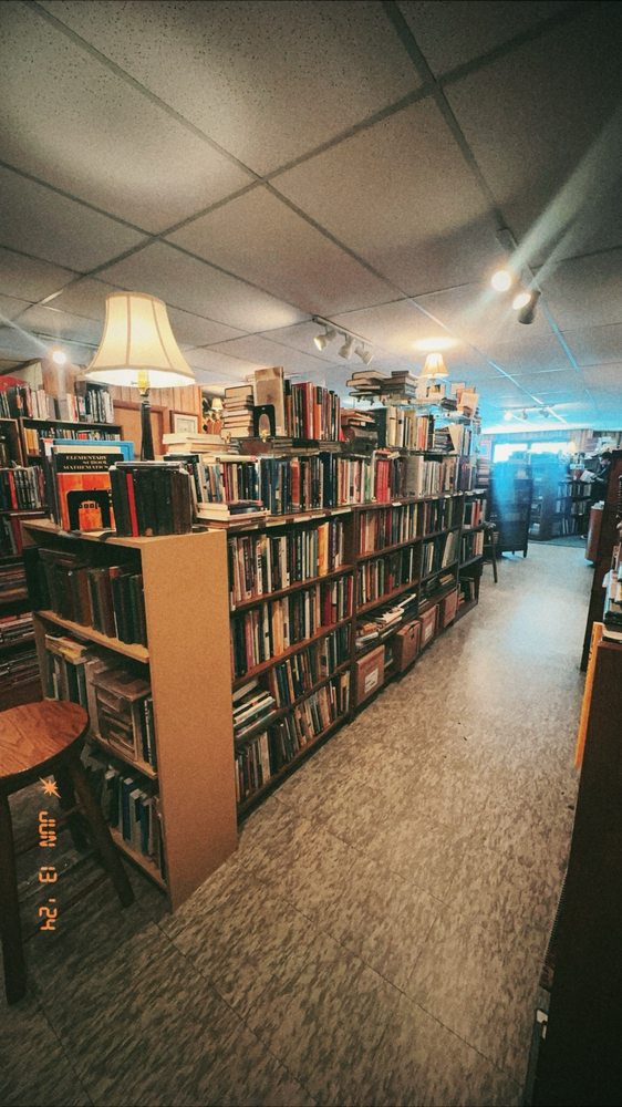 E Quinn Book Seller Logo