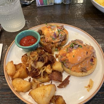 Farmer's Table - Pull pork Benedict - New American Near Me - La Mesa, California Farmer's Table - Pull pork Benedict - New American Near Me - La Mesa, California