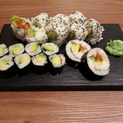Azuma - Avocado Maki & Inside-Out mit Garnele und Avocado  Die 2 unten rechts gab's sogar umsonst! :)